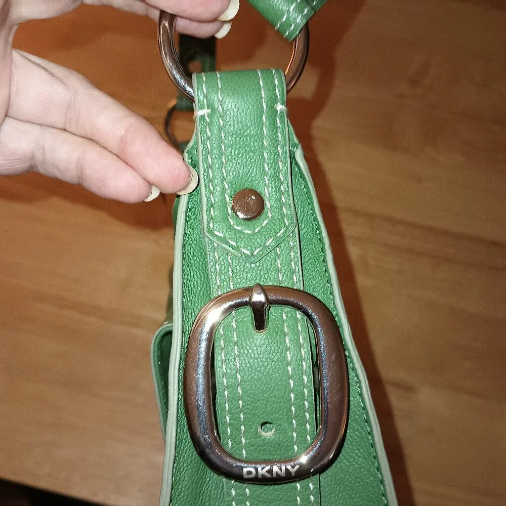 ADORABLE NWT DKNY Green Leather Buckle Bag - Picture 3 of 5